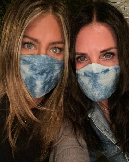 Jennifer Aniston shares photo of her friend on a ventilator: wear a mask
