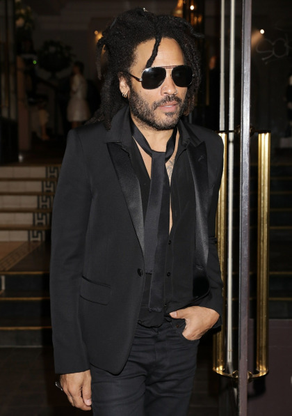 Lenny Kravitz scrubs himself with 'sand from the ocean' when he's in the Bahamas
