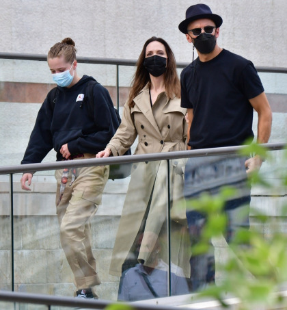 Angelina Jolie is vacationing with her kids, friends & sack dresses in Venice