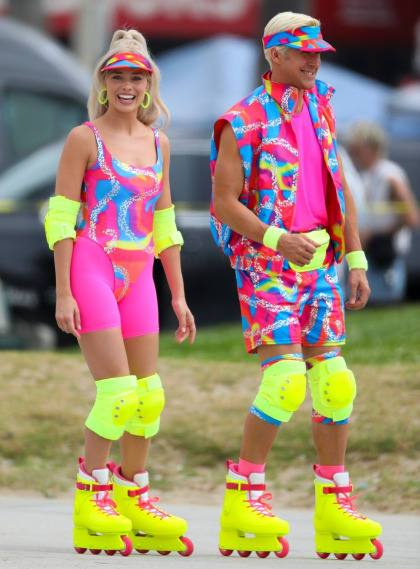 People love the pics of Margot Robbie & Ryan Gosling in their 'Barbie' costumes