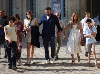 Ben Affleck alternating between stressed & sleepy on his Paris honeymoon