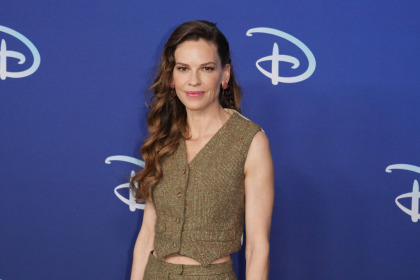 Hilary Swank, 48, announces that she's pregnant with twins