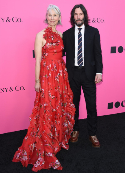 Keanu Reeves & Alexandra Grant kissed on the carpet at the MOCA gala