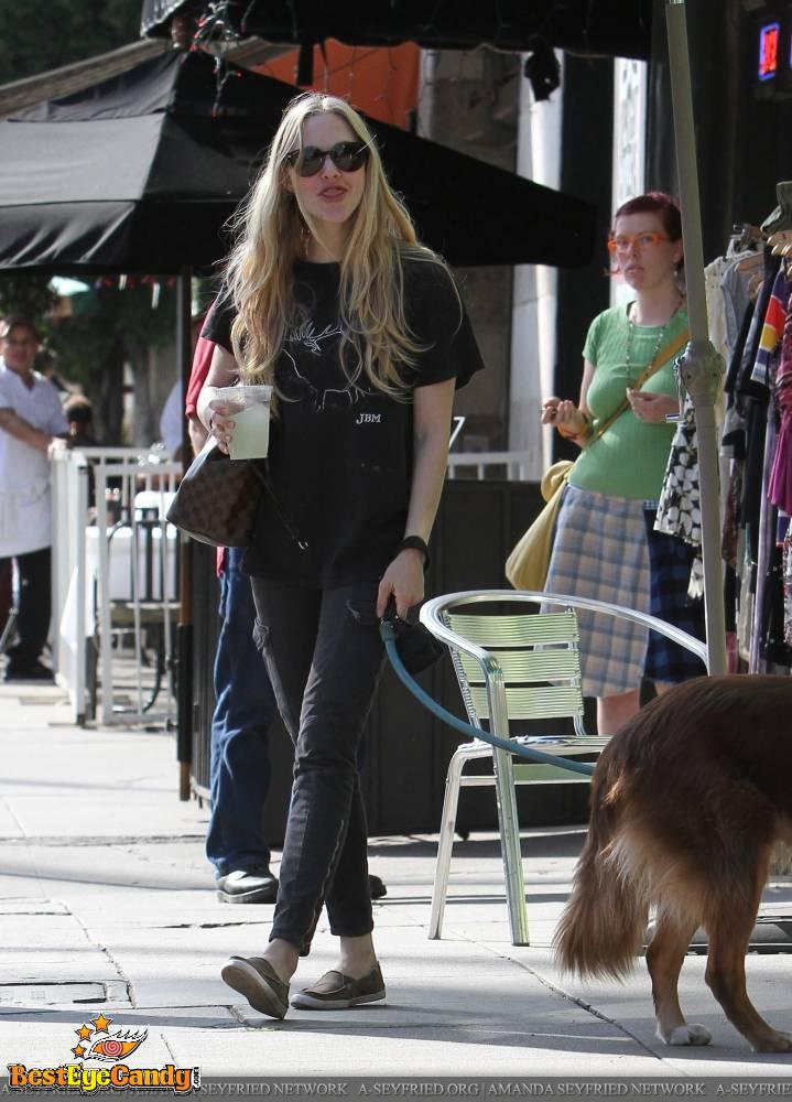 Amanda Seyfried shopping with Her Sister October 7th 201 - Photo ...