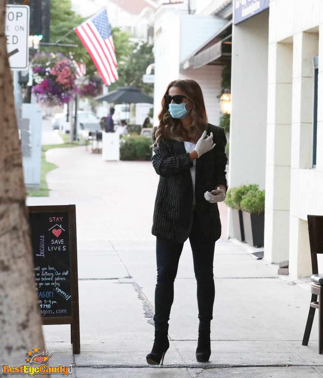 Kate Beckinsale and Goody Grace Out in Pacific Palisades 06-30-2020